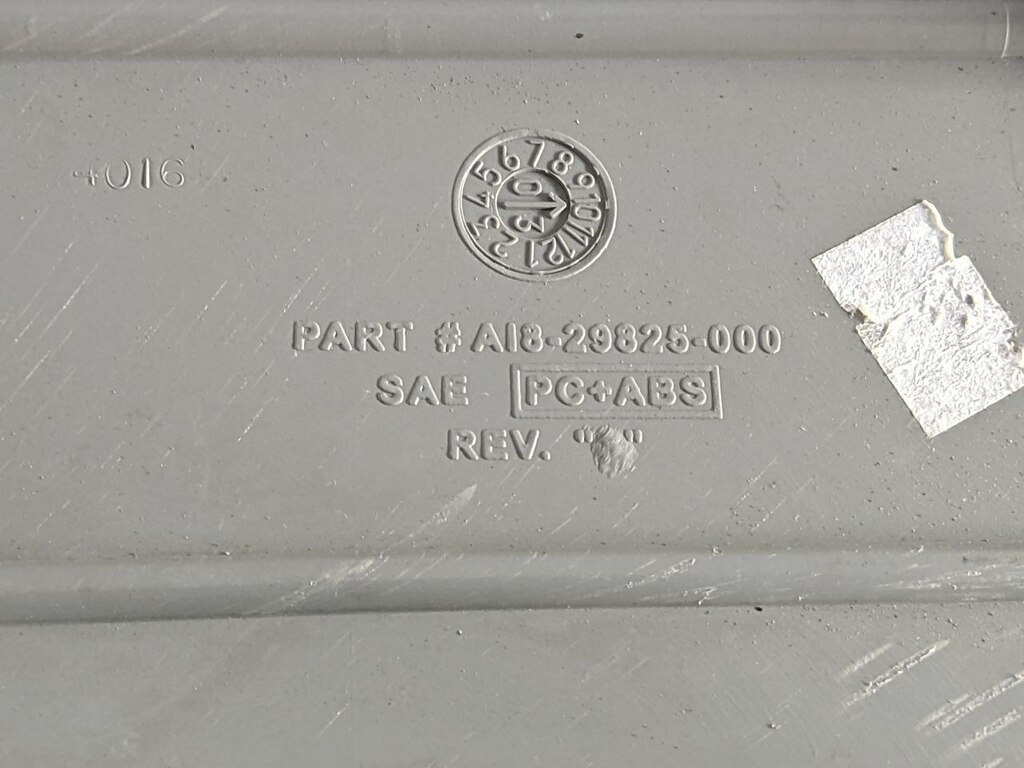 накладка панели приборов правая б/у - 2